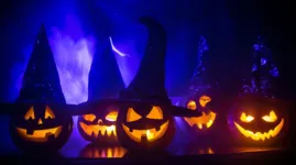 A palavra Halloween é derivada da expressão inglesa Hallow evening, sendo hallow 'santo' e eve 'véspera', já que 31 de outubro é véspera do Dia de todos os santos