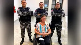 Dona Terezinha ao lado dos policiais que a salvaram