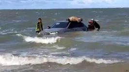 Imagem ilustrativa da notícia Carro quase é “engolido” por maré em Salinas