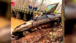Após retirar o veículo da água, as autoridades locais determinaram que era um Ford Pinto branco com placa do condado de Troup