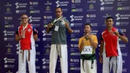 José Ribamar (primeiro da esquerda para direita) comemora medalha e vitória pessoal