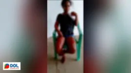 No outro vídeo, a mulher já aparece sentada sendo atendida por populares, totalmente ensangüentada