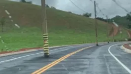 Estrada foi construída com postes instalados no meio da via. 