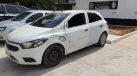 O veículo, um Chevrolet Ônix, cor branca, placa QWT-2358, foi encontrado após denúncia anônima recebida pela polícia de que o veículo estaria em uma oficina em Morada Nova