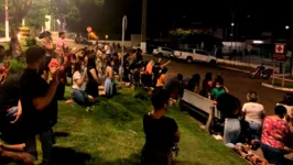 Grupo em oração em frente ao Hospital Regional de Marabá 