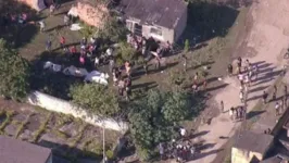 Moradores do Complexo do Salgueiro, afirmaram que pelo menos dez corpos foram encontrados no domingo (21).