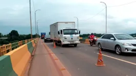 Manutenção preventiva no sistema de iluminação da ponte do rio Itcaiúnas causa engarrafamento temporário em Marabá
