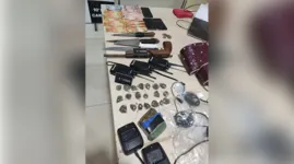 Drogas, equipamentos, armas e dinheiro foram encontrados dentro da casa