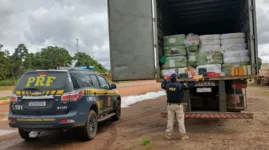 A Polícia Rodoviária Federal abordou um caminhão modelo Volvo tracionando um semirreboque, durante fiscalização de rotina no km 16 da BR-010