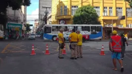 A via onde o acidente ocorreu foi interditada por agentes da Semob