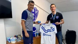 Robson recebeu uma carteirinha de Sócio Eterno Campeão e uma camisa do clube

