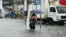 Moradores registraram imagens com pessoas caminhando por área alagadas, e carro quase submerso.