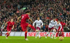 Salah marvou de pênalti e garantiu mais três pontos na conta dos Reds
