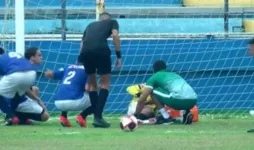 Momento em que a partida foi paralisada por conta dos tiros disparados do lado de fora do estádio