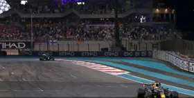 Imagem ilustrativa da notícia Verstappen ultrapassa Hamilton e é campeão da Fórmula 1