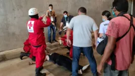 Torcedor sendo socorrido após queda.