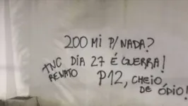 Pichação no Muro do Ninho do Urubu.