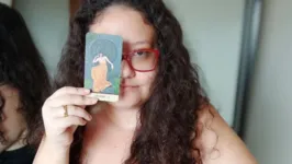 Plumma, além de taróloga, também é vidente.