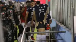 Zagueiro do Leão provoca torcedores do Papão após empate.