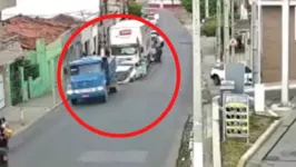 Motorista pula do carro e tira criança de veículo 