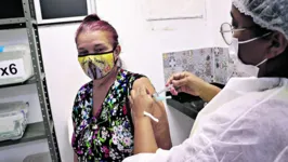 O medo de contrair a doença levou a domésticas Carmem Lúcia a um posto de vacinação