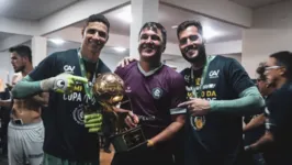 Vinícius e Thiago após o título da Copa Verde com o preparador de goleiro Juninho