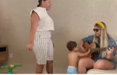 Mãe de Marília Mendonça publicou vídeos contando com a filha e o neto.