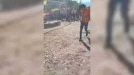 Jogadores cobrando pênaltis no caixão de companheiro.