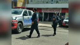 Criminosos invadiram a loja e fizeram reféns. 