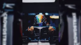 Imagem ilustrativa da notícia Hamilton usa capacete de arco-íris em apoio à causa LGBTQ+