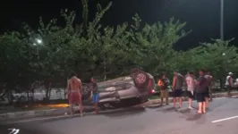 Carro capotou sozinho na João Paulo II