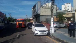 Havia o risco de pegar fogo nas casas vizinhas. Chamas foram controladas com a chegada do Corpo de Bombeiros. 