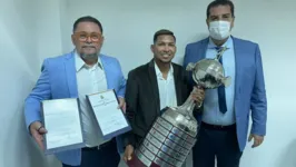 Rony recebendo a principal comenda da Câmara Municipal de Belém