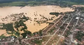 Milhares de pessoas foram atingidas pelas enchentes