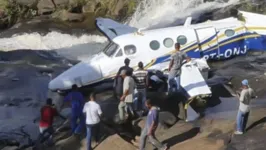 Local onde o avião caiu é de difícil acesso, cheio de pedras e água