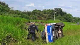 Carro oficial deslizou e foi para o canteiro central da via onde tombou