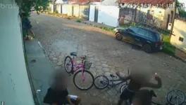 Câmeras de segurança filmam adolescente lançando o artefato na casa onde a criança dormia