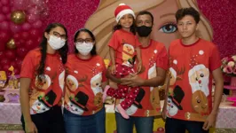 Crianças e pais estiveram em festa realizada fora do hospital