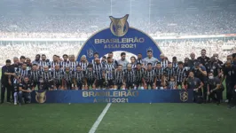 Time recebe a taça após vitória sobre o Bragantino