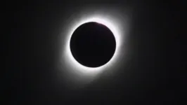O raro e único eclipse solar total de 2021 aconteceu na madrugada deste sábado (4)