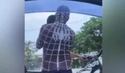 Homem-Aranha enforcou e jogou menino no chão