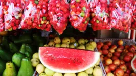 No mercado, a variedade de verduras e legumes soma-se à ceia de Natal e Ano