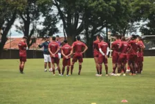 Técnico Felipe Conceição orienta os jogadores do Clube do Remo durante treinamento realizado antes do jogo contra o Operario-PR