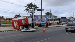 Imagem ilustrativa da notícia Ambulância capota com paciente dentro em Belém