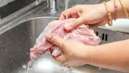 Lavar carnes, especialmente a de frango, na pia da cozinha, pode espalhar potenciais patógenos no ambiente