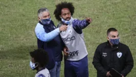 Meia Celsinho no momento em que sofre os atos racistas do dirigente do Brusque, em jogo pela Série B.