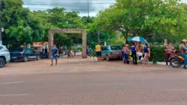 Várias pessoas já começaram a visitar os túmulos de parentes nesta segunda-feira (1º), véspera de Finados