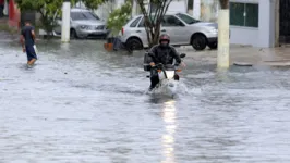 Com sol de manhã e chuva a partir das 13 horas, a temperatura deve variar de 33 a 24 graus.