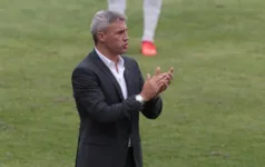 Crespo segue cobrando o São Paulo. 