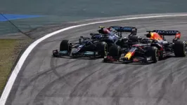 Max Verstappen e Lewis Hamilton disputam a cada corrida, o título mundial de Formula 1.